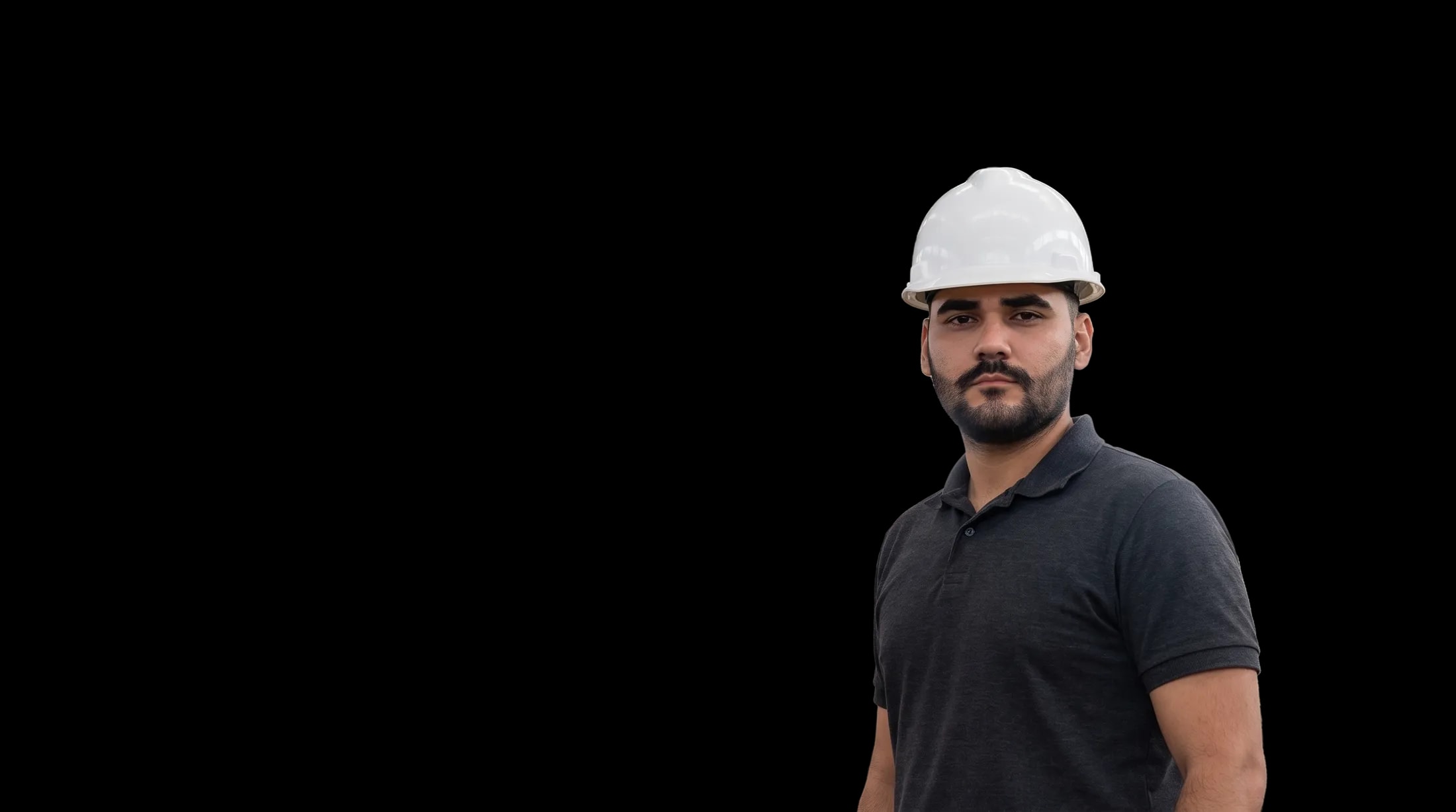 Eng. Marcelo Ximenez de capacete em um galpão metálico