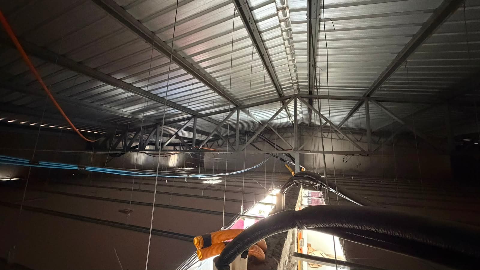 Dutos flexíveis de climatização sob cobertura metálica