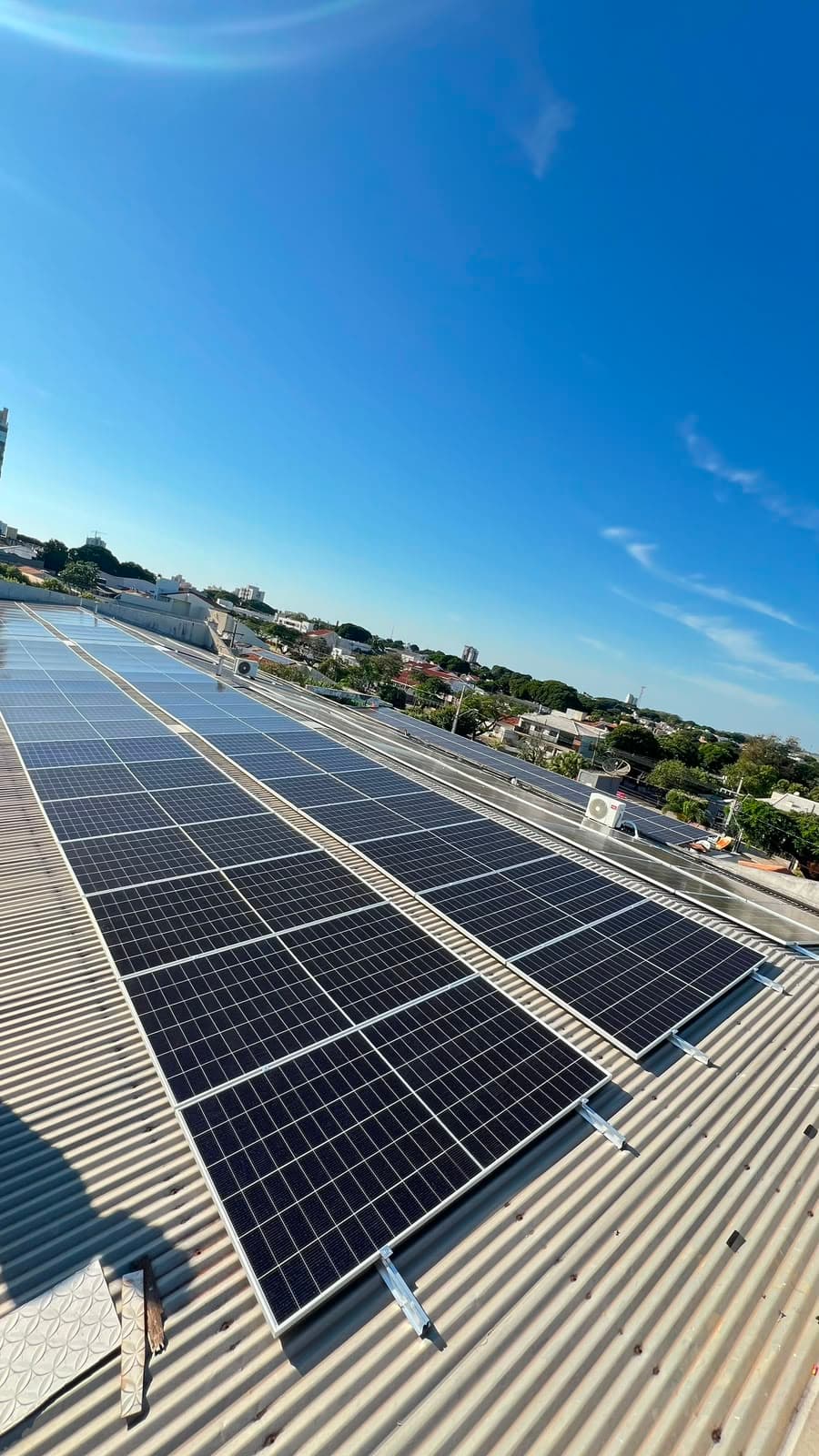 Painéis solares instalados em cobertura industrial